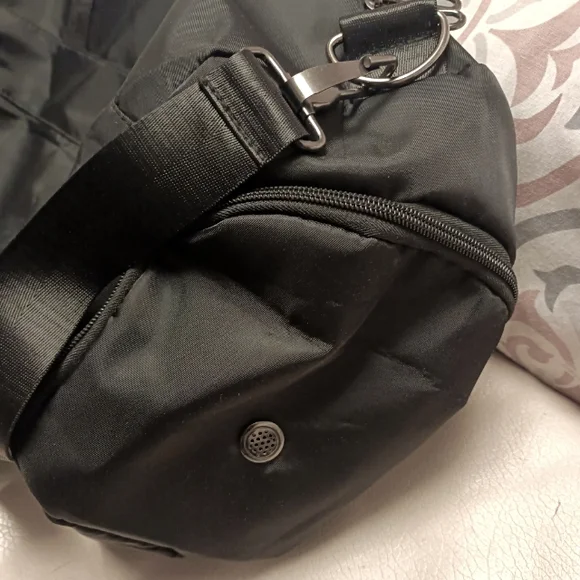 Halara gym duffle bag with adjustable strap, new - Picture 8 of 14